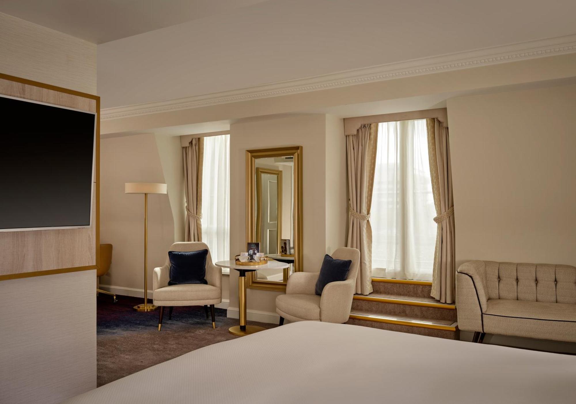 Heritage Deluxe King Room Balcony City View