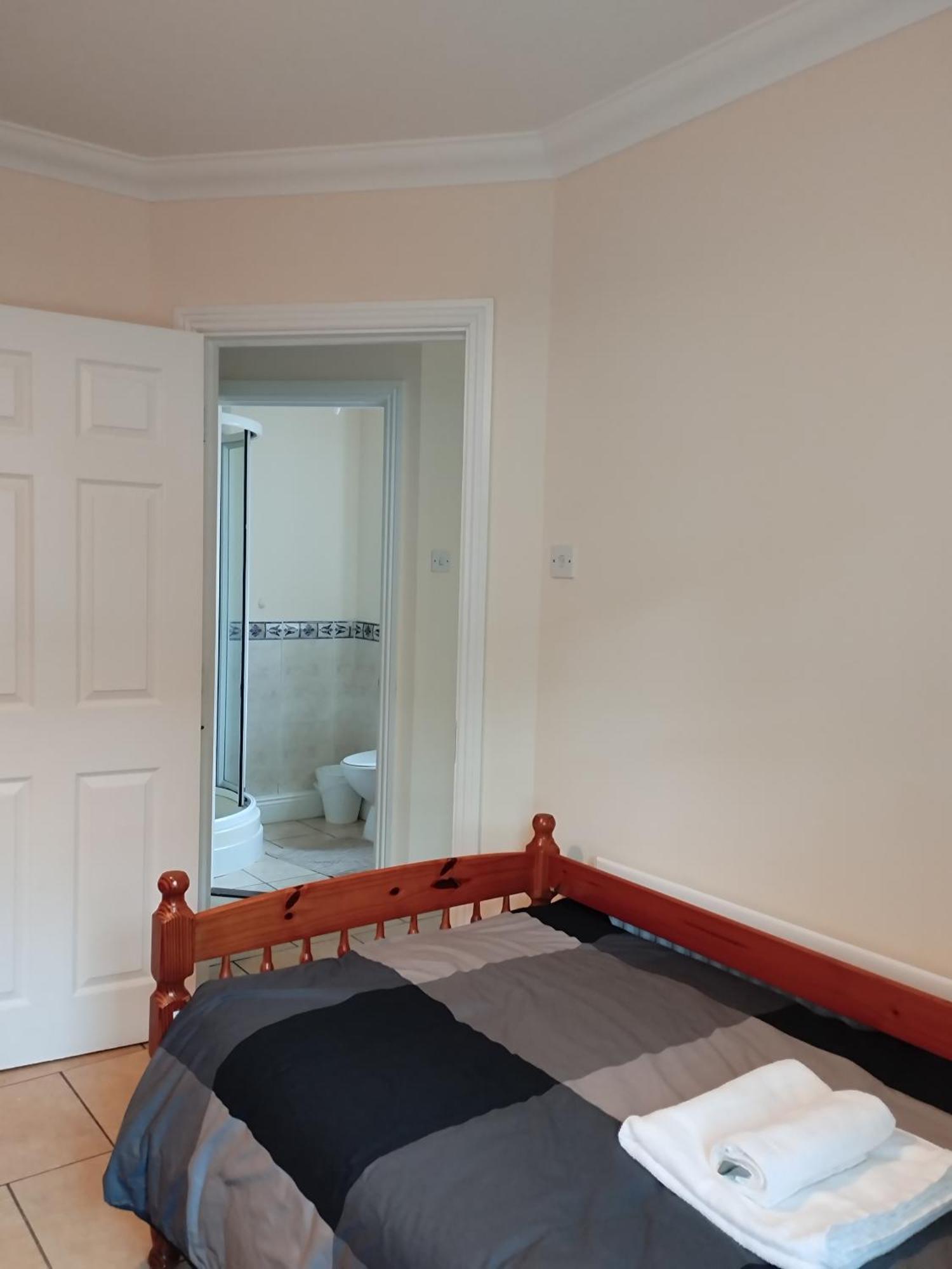 Twin Room Private External Bathroom