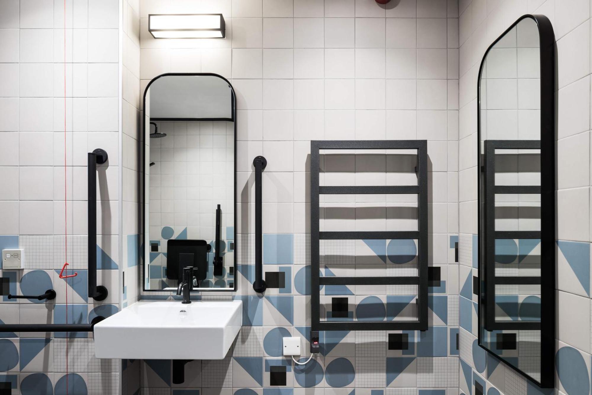 Deluxe Studio Accessible Twin