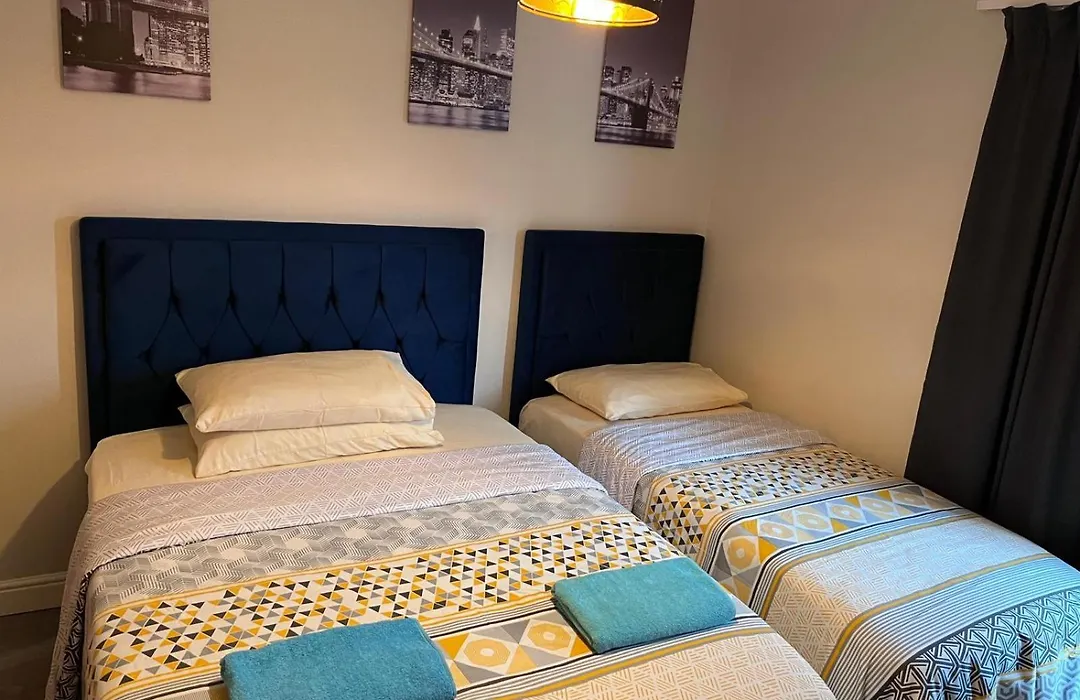 Lovely Twin Room With Ensuite Bathroom 15 Mins From Dublin Airport-1