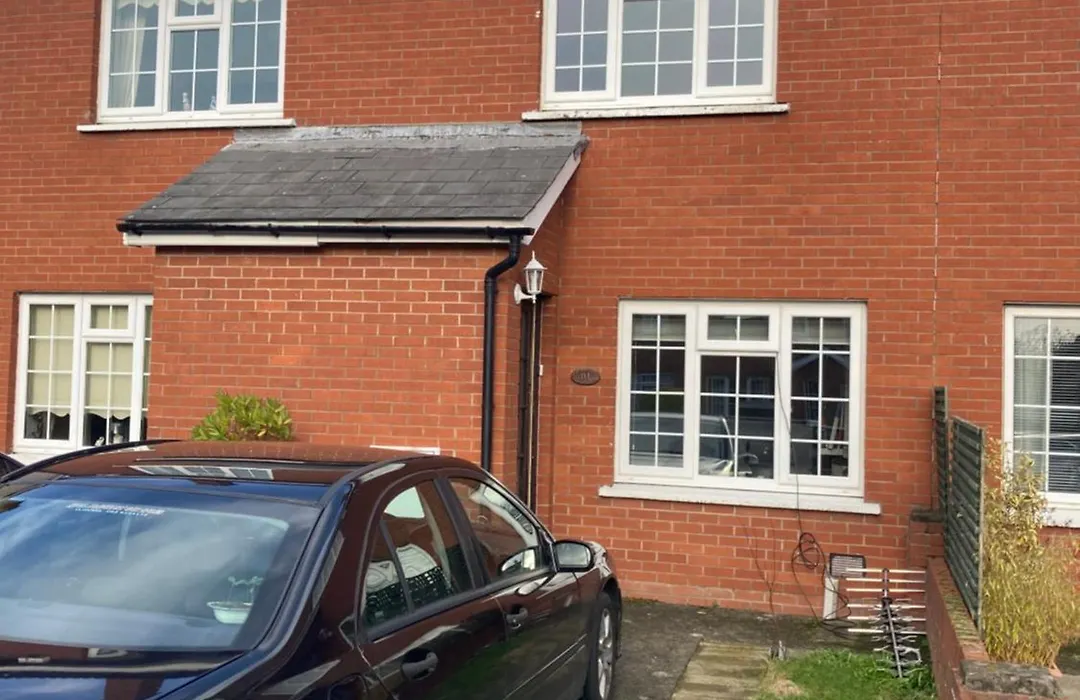 Entire Terraced Two Story Redbrick House With Parking In Secluded Cul De Sac-1