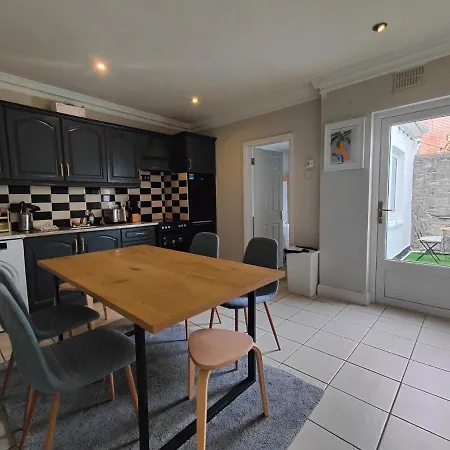 Modern 4 Bedroom Townhouse In City Centre-3