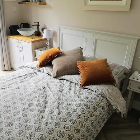 Stylish Studio Own Entrance In Victorian House-3