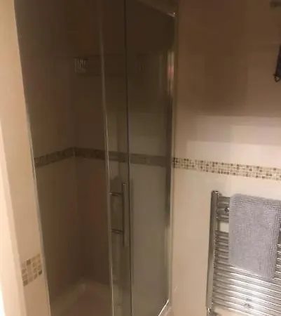 Private Comfortable Bedroom With Ensuite-3