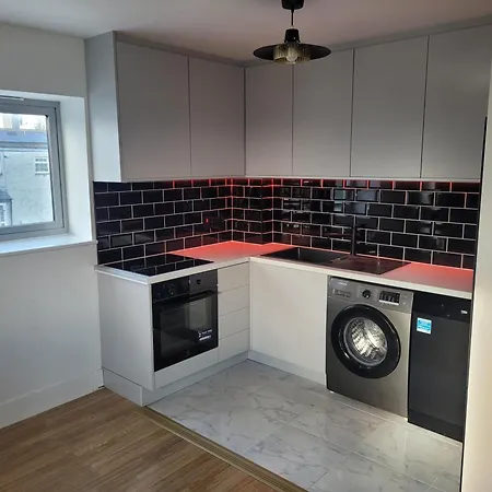 2 Double Bedrooms Apartment Near Airport & Town-2