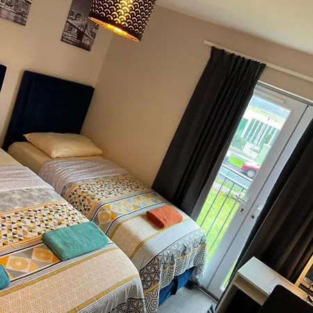 Lovely Twin Room With Ensuite Bathroom 15 Mins From Dublin Airport-2
