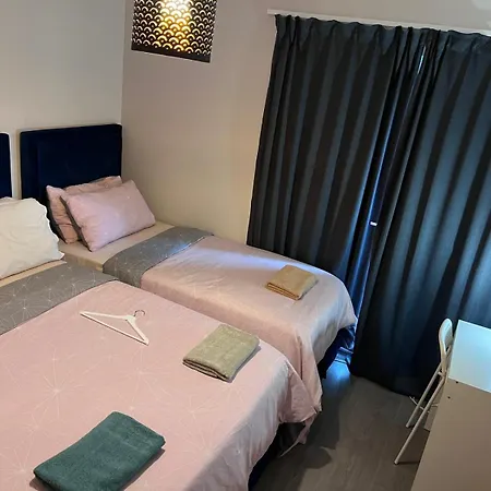 Lovely Twin Room With Ensuite Bathroom 15 Mins From Dublin Airport-3