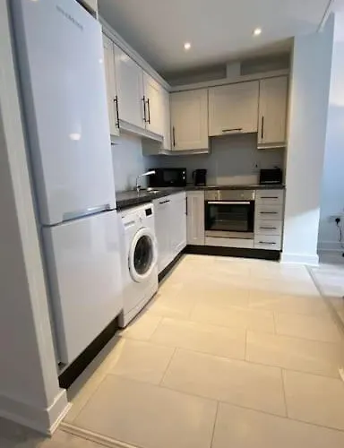 Stunning Modern 2Bed Apt Near Dublin City& Airport