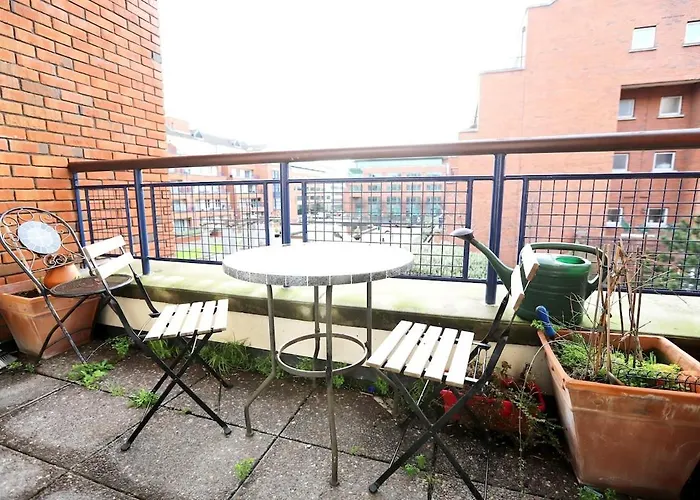 Modern Two Bed With Parking