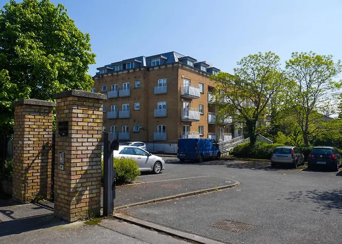 Comfortable 2-Bedroom Apartment Near Airport